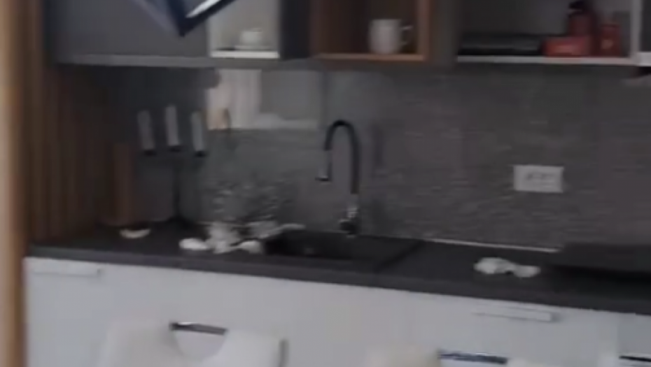 OTVORIO VRATA APARTMANA I ZATEKAO HOROR Ljudi u šoku, gledaju i ne veruju svojim očima (VIDEO)