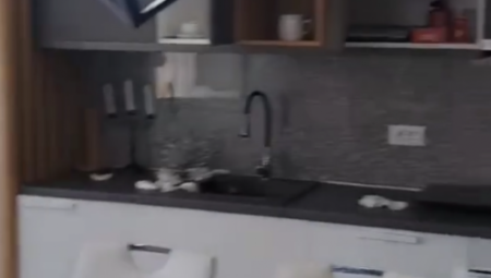 OTVORIO VRATA APARTMANA I ZATEKAO HOROR Ljudi u šoku, gledaju i ne veruju svojim očima (VIDEO)