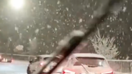 POTPUNI KOLAPS NA PUTU, SNEG SIPA KAO IZ RUKAVA Ogromne kolone, saobraćaj stoji (VIDEO)