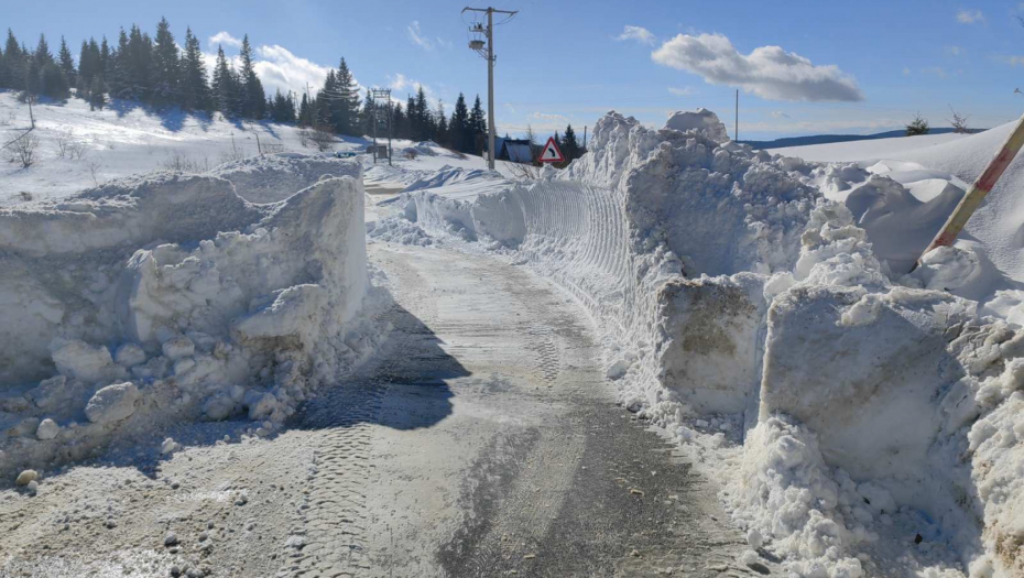 SMETOVI DVA I PO METRA U OVOM DELU SRBIJE Snežni kolaps zatrpao vozila, neverovatne scene na Goliji (FOTO)
