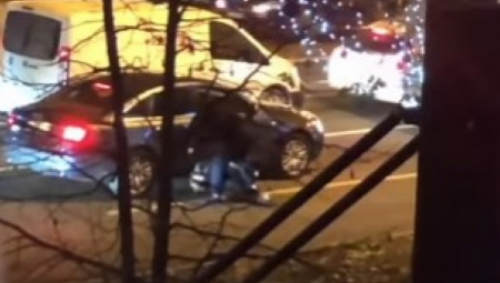 ŠUTIRAO GA I PESNIČIO U GLAVU Osvanuo snimak brutalne tuče u Novom Sadu (VIDEO)