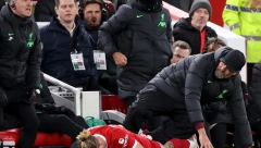 KLOP POVREDIO SVOG IGRAČA Da li je ovo najbizarnija povreda u Premijer ligi? (VIDEO)