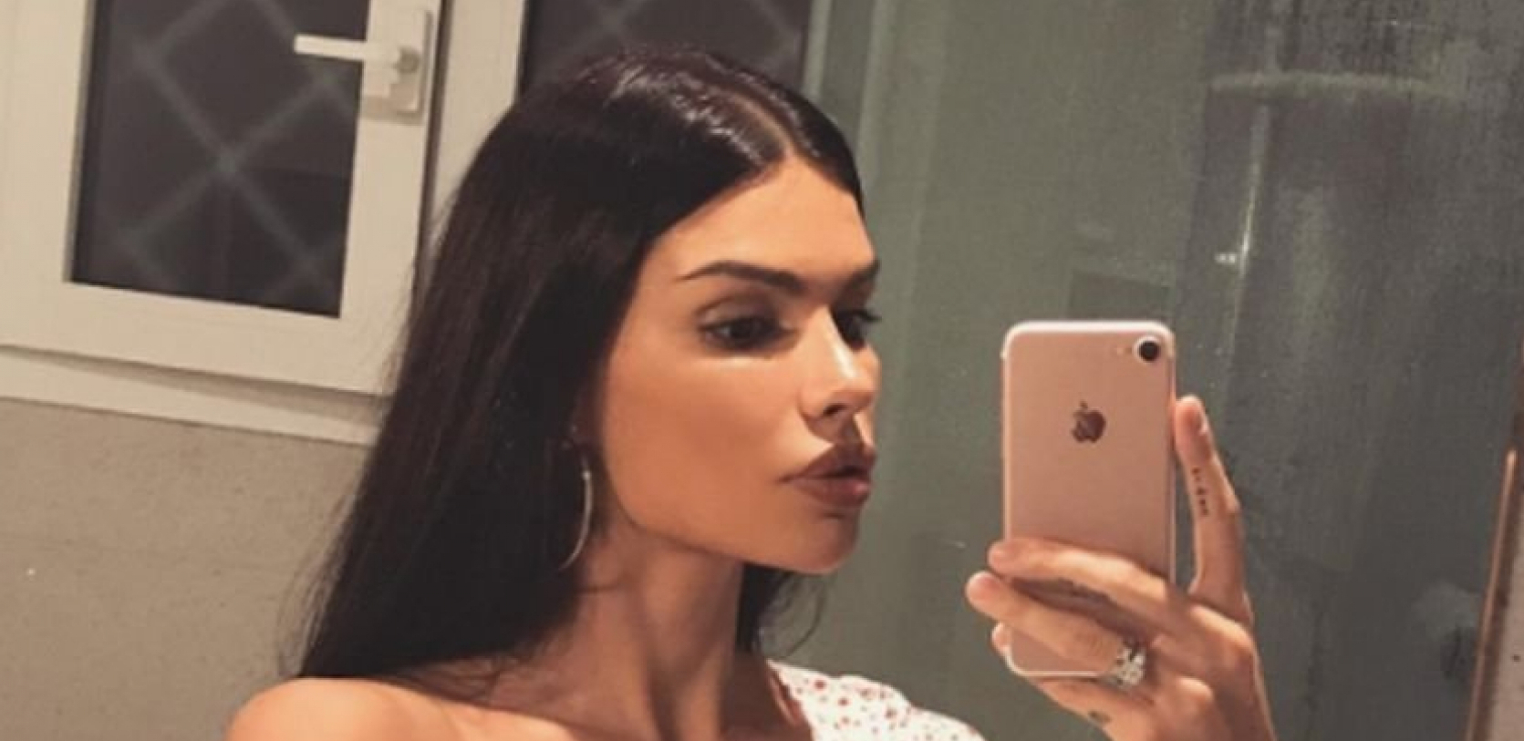 JOVANA ŠVONJA PONOVO TRUDNA Zgodna manekenka u pripijenoj haljini ponosno pokazala stomačić