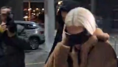 KARLEUŠA STIGLA U PRATNJI OVIH MOMAKA KOD MILICE NA KONCERT Jelena užurbano ušla u Arenu, izbegla medije