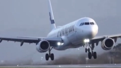 DRAMA NA LETU Pijan putnik pravio probleme, posada ga vezala kablovima (VIDEO)