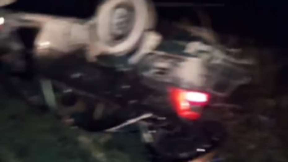 VOZILO ZAVRŠILO NA KROVU Jeziv udes na putu Ratkovo-Pivnice (VIDEO)