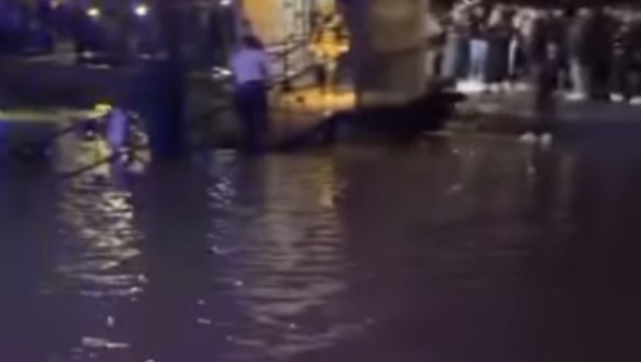 OGLASIO SE MUP Policija i vatrogasci evakuisali sve ljude sa splava, prebacivali ih na drugi
