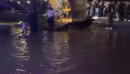 OGLASIO SE MUP Policija i vatrogasci evakuisali sve ljude sa splava, prebacivali ih na drugi