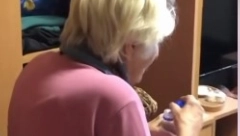 SA 90 GODINA VOZI AUTO I TO ELEKTRIČNI Moderna baka Smilja iz Vršca mnoge je oduševila