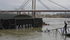 TRI VERZIJE O TOME ZAŠTO JE KARTEL POTONUO Splav registrovan za 100 ljudi, u prodaji bilo 500 karata?