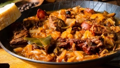 STARINSKI RECEPT ZA PODVARAK Kiseli kupus sa suvim rebrima je idealan zimski ručak, greje i dušu i telo!