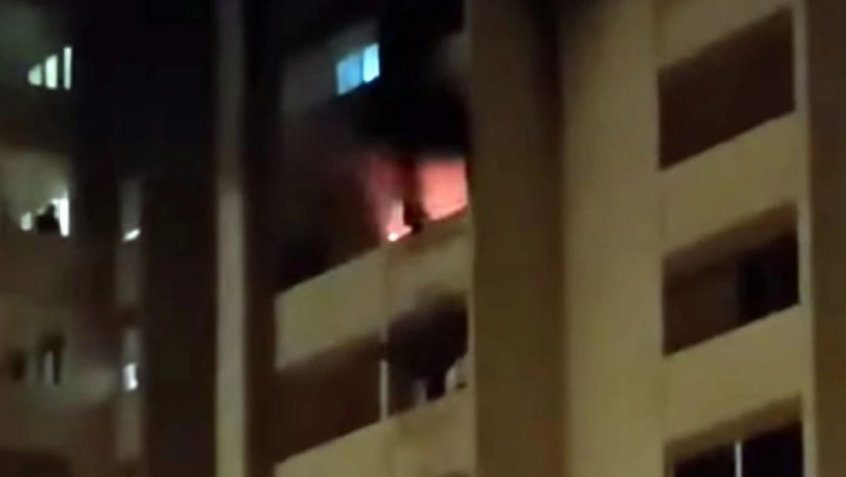 DETE BACILO PETARDU, NAPRAVILO POŽAR Vatra buknula za par sekundi, 13 vatrogasaca na terenu!