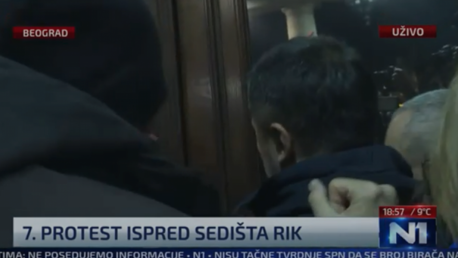 ĐILASOV KANDIDAT ZA GRADONAČELNIKA SLOMIO STAKLO NA VRATIMA SKUPŠTINE GRADA Nasilnik se pohvalio:  "Slomio sam državnu imovinu"