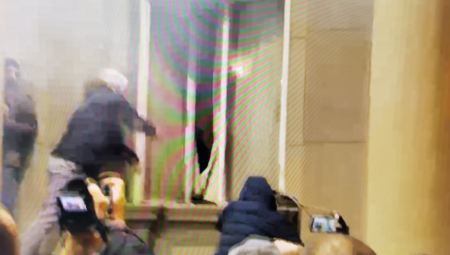 OVAKO DIVLJA ĐILASOVA RAZULARENA BANDA Lome stakla Skupštine, upadaju kroz prozore