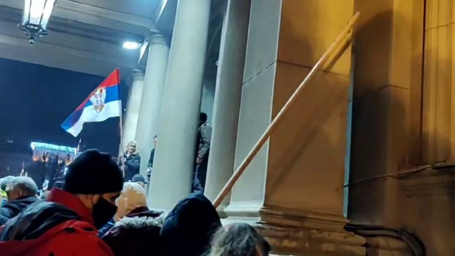 ĐILASOVCI LOME STAKLA I KAMERE NA SKUPŠTINI Nemile scene u centru Beograda (FOTO/VIDEO)