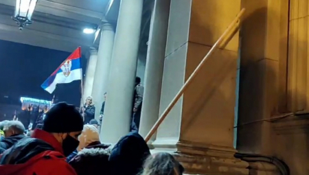 ĐILASOVCI LOME STAKLA I KAMERE NA SKUPŠTINI Nemile scene u centru Beograda (FOTO/VIDEO)