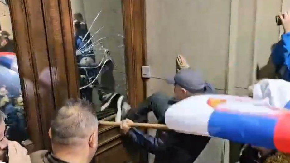 JAKE POLICIJSKE SNAGE ISPRED SKUPŠTINE Vučić se obratio javnosti: Huligani neće imati gde da se sakriju (FOTO/VIDEO)