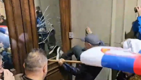 JAKE POLICIJSKE SNAGE ISPRED SKUPŠTINE Vučić se obratio javnosti: Huligani neće imati gde da se sakriju (FOTO/VIDEO)