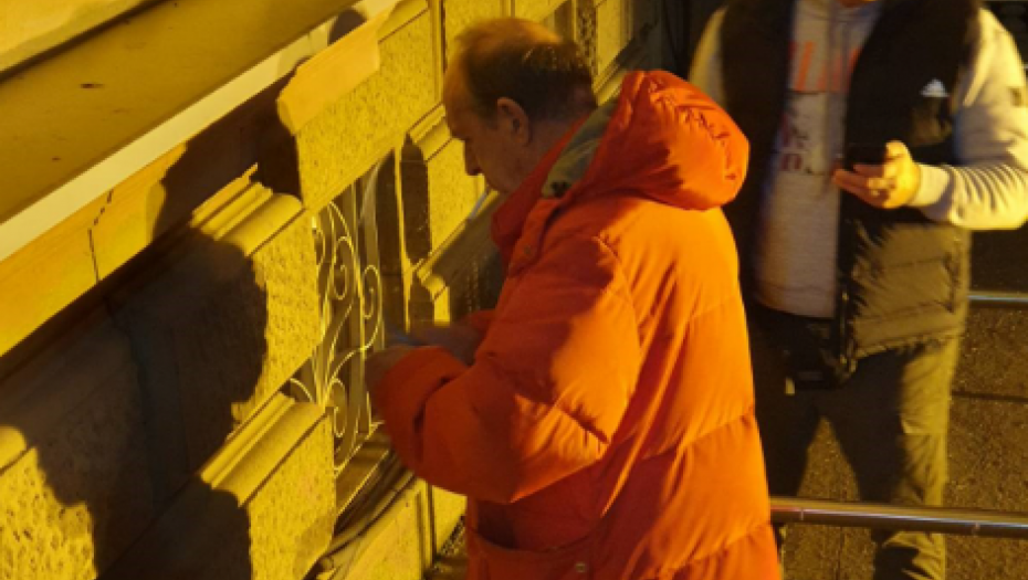 ĐILASOVCI PALE KABLOVE NA SKUPŠTINI Divljanje ne prestaje. gledajte OVOG šta radi!