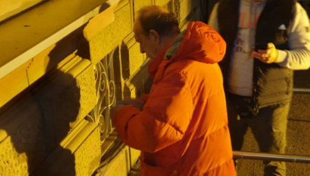 ĐILASOVCI PALE KABLOVE NA SKUPŠTINI Divljanje ne prestaje. gledajte OVOG šta radi!