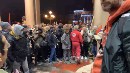 DEMONSTRANTI SIPAJU ŽUTU TEČNOST PO SKUPŠTINI Otvorili kanistere, uništavaju narodnu imovinu na sve načine!