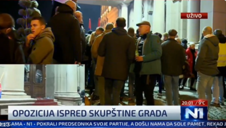 REPORTERKA N1: OPOZICIJA BACA SUZAVAC I BIBER SPREJ NA SRPSKU POLICIJU!