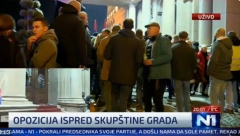 REPORTERKA N1: OPOZICIJA BACA SUZAVAC I BIBER SPREJ NA SRPSKU POLICIJU!