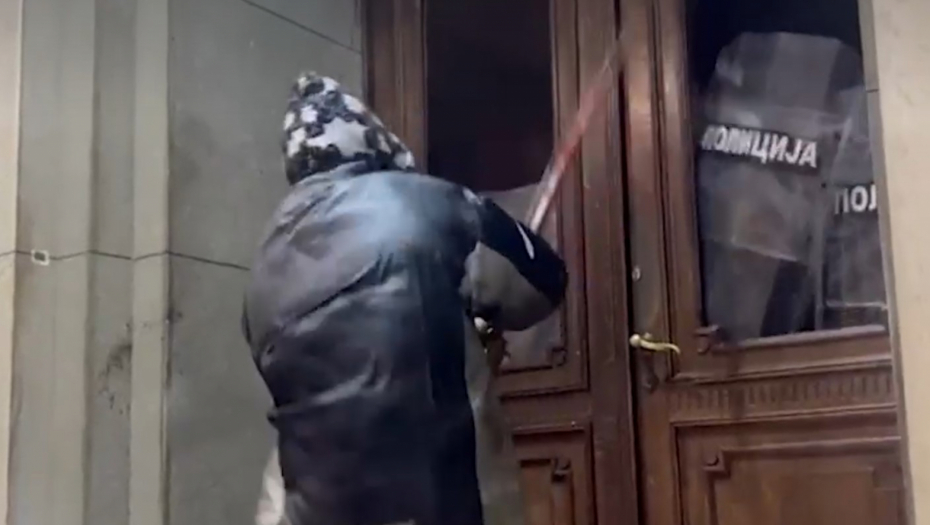 NAPAD NA POLICIJU! Nasilni demonstranti lome prozore, bacaju flaše i MOTKOM tuku po snagama reda i mira