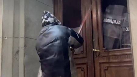 NAPAD NA POLICIJU! Nasilni demonstranti lome prozore, bacaju flaše i MOTKOM tuku po snagama reda i mira