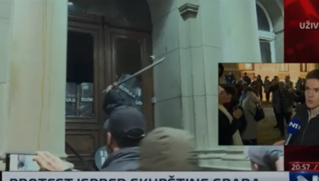 TOTALNO NASILJE Ovako maskirani sledbenici Đilasa i Marinike tuku srpsku policiju!