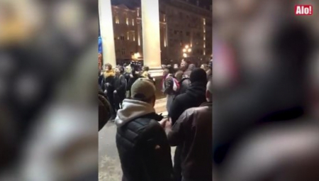 URLAJU I KAMENUJU SKUPŠTINU Sile mraka i bezumlja dižu haos po Beogradu (VIDEO)