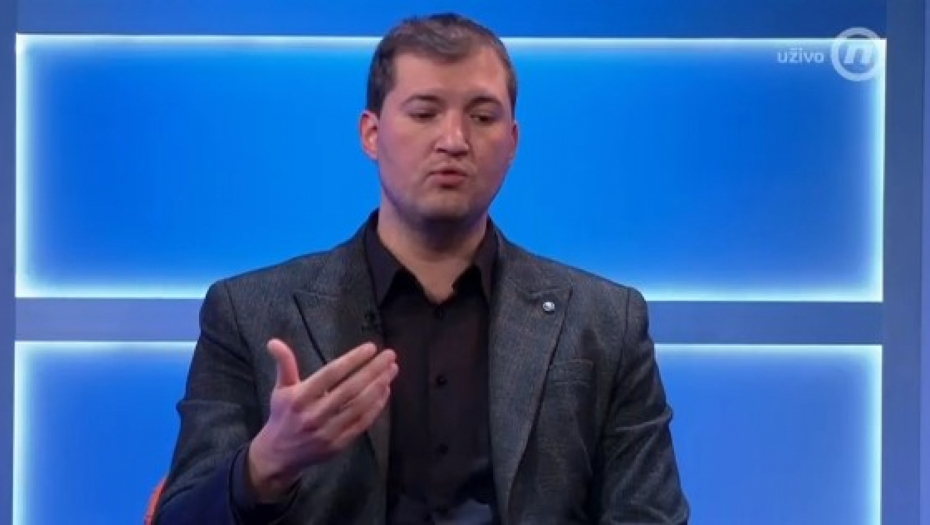 OVDE SAD IMATE NEKE LJUDE KOJI UZIMAJU CIGLE, KAMENJE Dr Krstić: Ja da sam na tom protestu, ja bih se odatle udaljio (VIDEO)