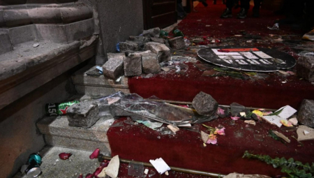 NASILNICIMA KOJI SU DIVLJALI ISPRED SKUPŠTINE ODREĐEN PRITVOR Viši sud doneo odluke - evo šta im se stavlja na teret