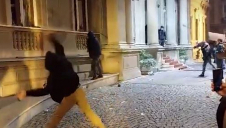 ŠTA KAŽETE, NISTE VI? Kamere sve snimile, evo ko je lomio Skupštinu grada Beograda (VIDEO)