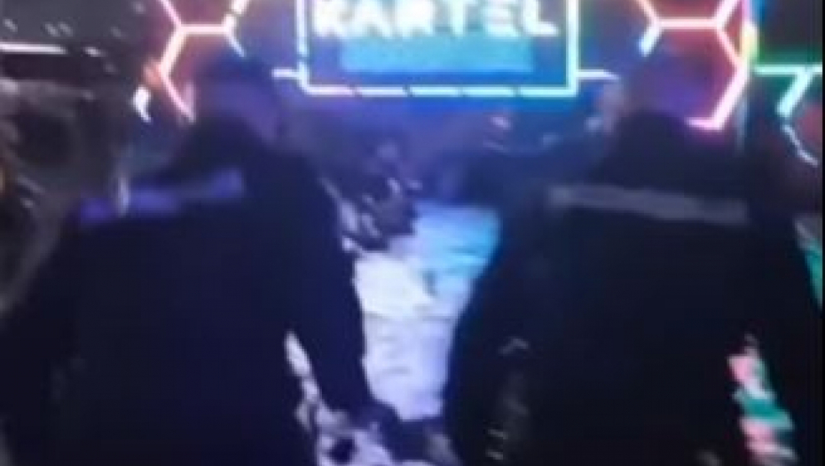 SNIMCI ISPRED "KARTELA" Opšta panika, ljudi u vodi do guše, a evo ko im je priskočio u pomoć (VIDEO)