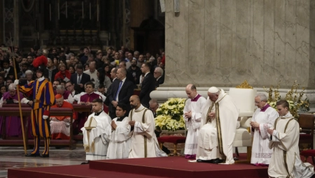 SRCA SVIH VERNIKA SU U VITLEJEMU Papa Franja služio Božićnu misu u bazilici Svetoga Petra (FOTO)