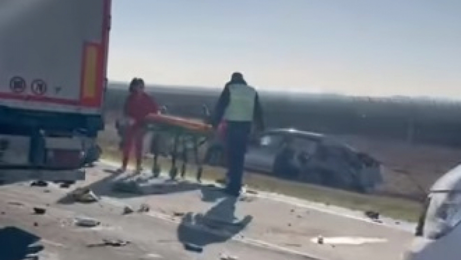 PETORO POVREĐENO NA AUTOPUTU KOD BATAJNICE Stravične scene nakon lančanog sudara (VIDEO)