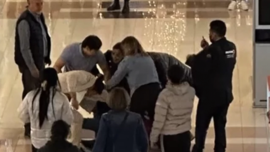 ZATEKLA MUŽA SA LJUBAVNICOM, PA POČEA TUČA! Ljudi pokušavaju da smire prevarenu ženu, reakcija muškarca sve šokirala (VIDEO)