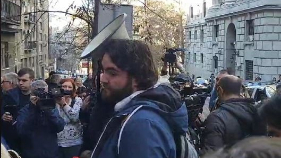 SARADNIK DOJČE VELEA NA PROTESTU OPOZICIJE Ristić koji nije student na "studentskom protestu" u Beogradu (FOTO)