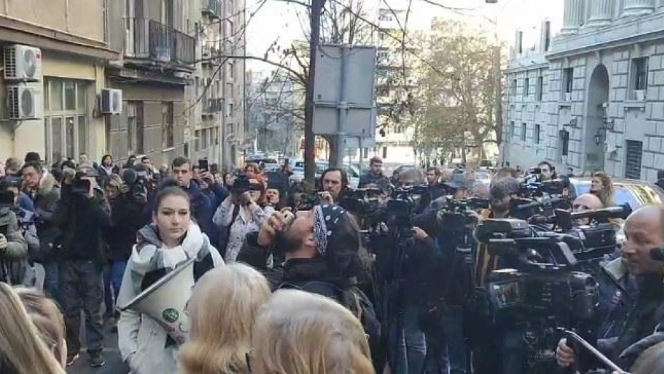 LIST "DANAS" PRENEO ŠTA PIŠE NAJUTICAJNIJI BRITANSKI MEDIJ Đilasova koalicija započela nasilje u Beogradu i nasilno otimanje vlasti (FOTO)