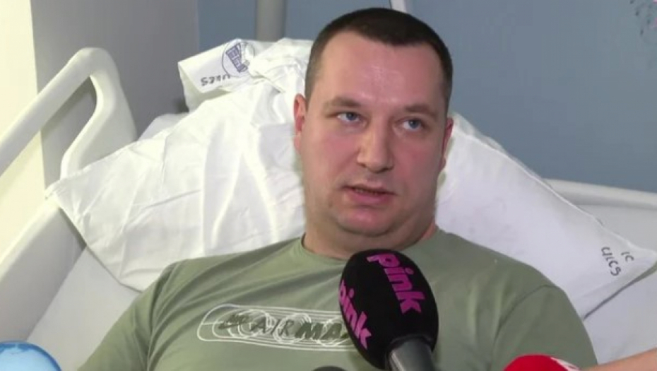 UDARALI SU ME METALNOM ŠIPKOM ISPRED SKUPŠTINE! Policajac zadobio otvoren prelom, stavljene su mu šipke