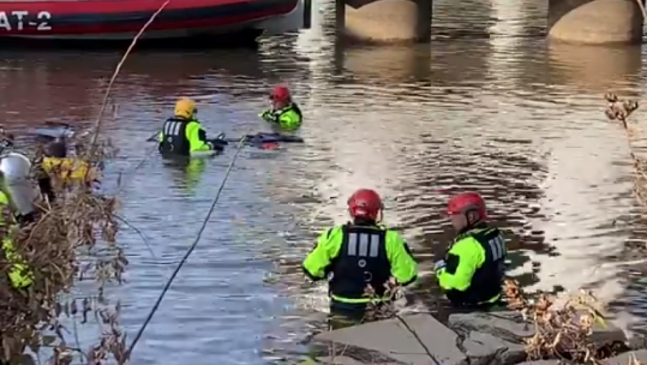 VATROGASCI IZVLAČILI ČOVEKA IZ REKE Kamera snimila napetu situaciju (VIDEO)