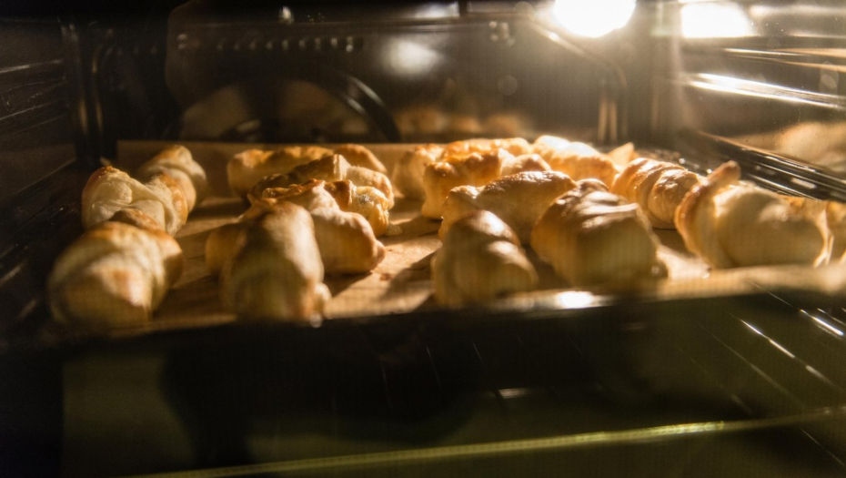 NIKAKO NE OTVARAJTE RERNU KAD NEŠTO PEČETE Evo koliko će vam račun za struju biti manji ako je isključite 10 minuta pre kraja pečenja