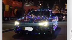 POSEBAN AUTO OVIH DANA VOZI SE SRBIJOM, POGLEDAJTE NA SNIMKU KO GA VOZI Limuzina sija kao novogodišnja jelka