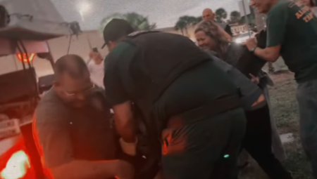 U TRŽNOM CENTRU UHVAĆENA KRVOLOČNA ZVER OD 3,5 METRA I 272 KILOGRAMA! Sedmoro ljudi dizalo predatora (VIDEO)