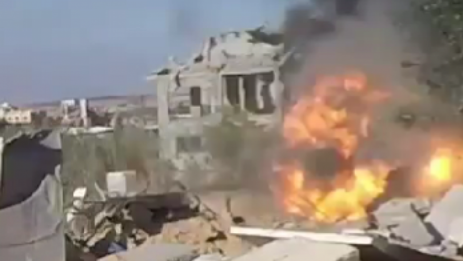 ODJEKNULA SNAŽNA EKSPLOZIJA Uništeno izraelsko vozilo (VIDEO)