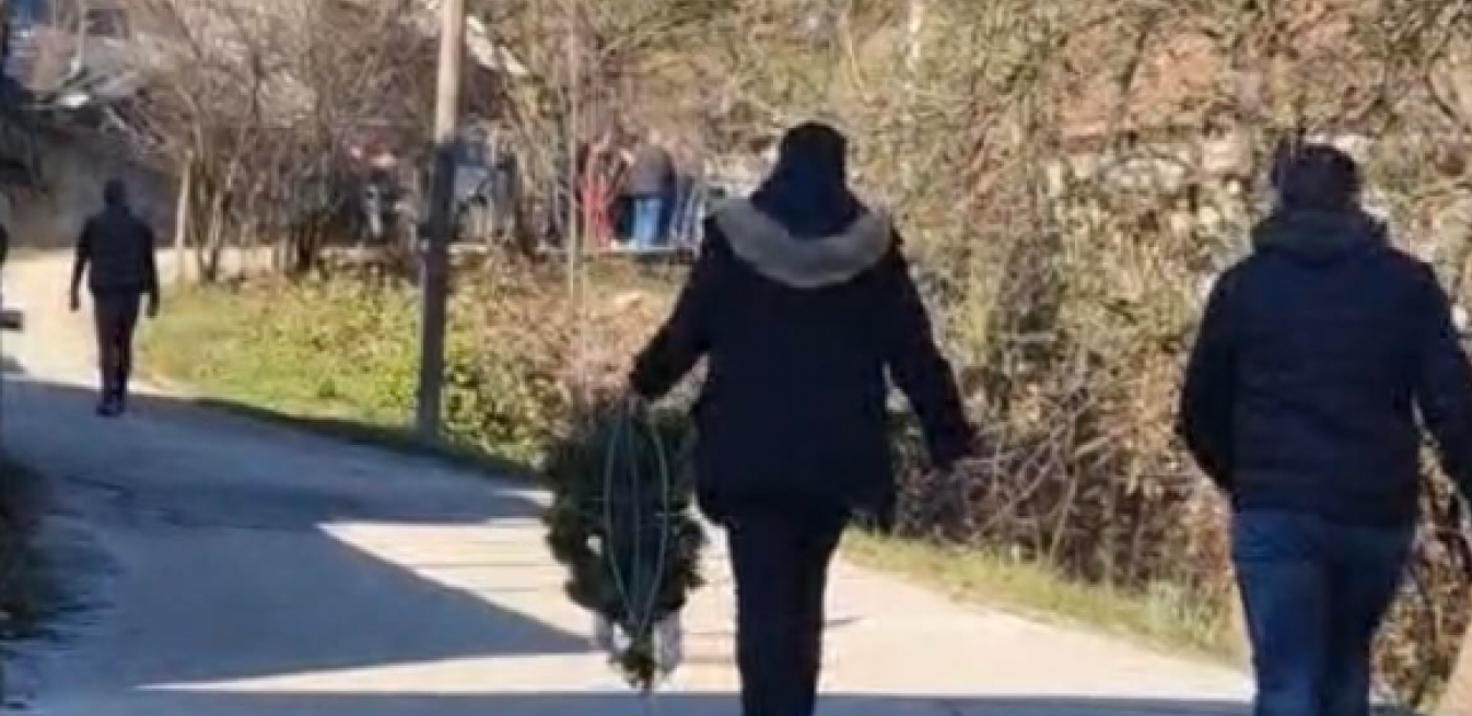 SIN POZNATOG PEVAČA STIGAO NA SAHRANU JANJUŠEVOG BRATA Uplakan se pojavio u kući Janjuševića u Prijepolju