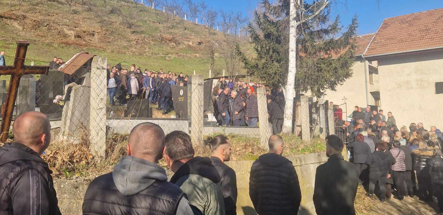 JANJUŠ ISPRAĆA NAJMLAĐEG BRATA NA VEČNI POČINAK Povorka krenula ka grobnom mestu, košarkaš slomljen od bola gleda u nebo, ove scene kidaju dušu