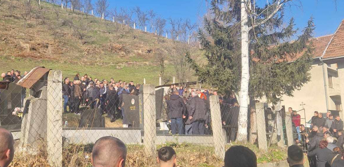 ZLATO MOJE, VRATI MI SE: Janjuševa majka jeca na groblju, njeni urlici dok sahranjuje sina kidaju dušu