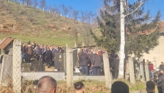 POZLILO JANJUŠEVOJ MAJCI! Slomila se na grobu pokojnog sina, jecaji odzvajaju!
